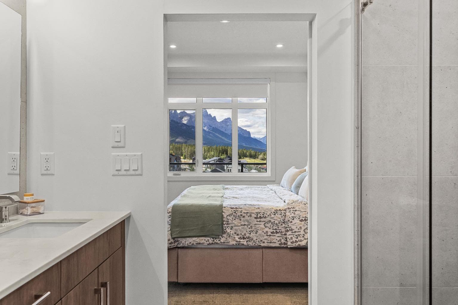 207, 10 Cascade Ridge 