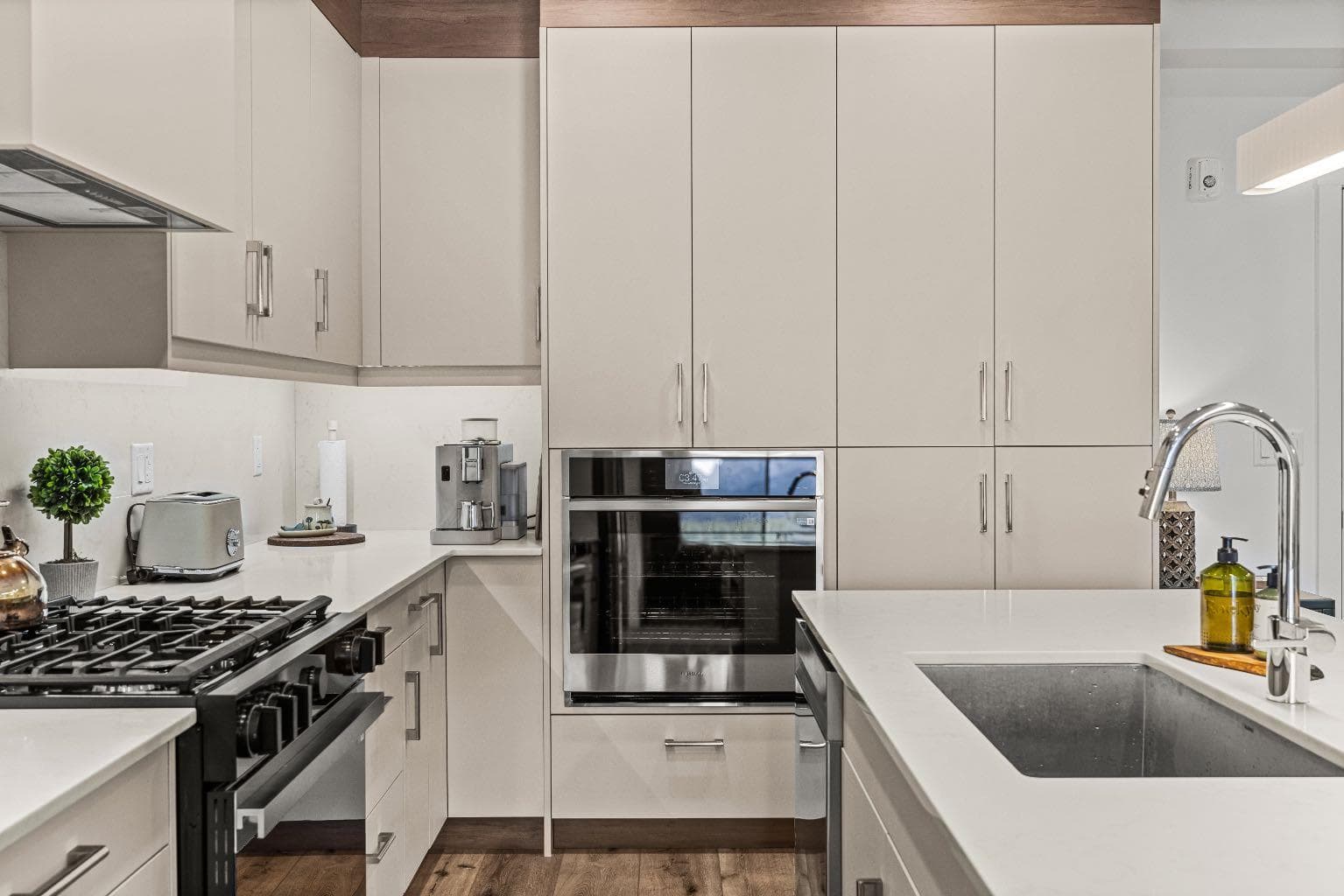 207, 10 Cascade Ridge 