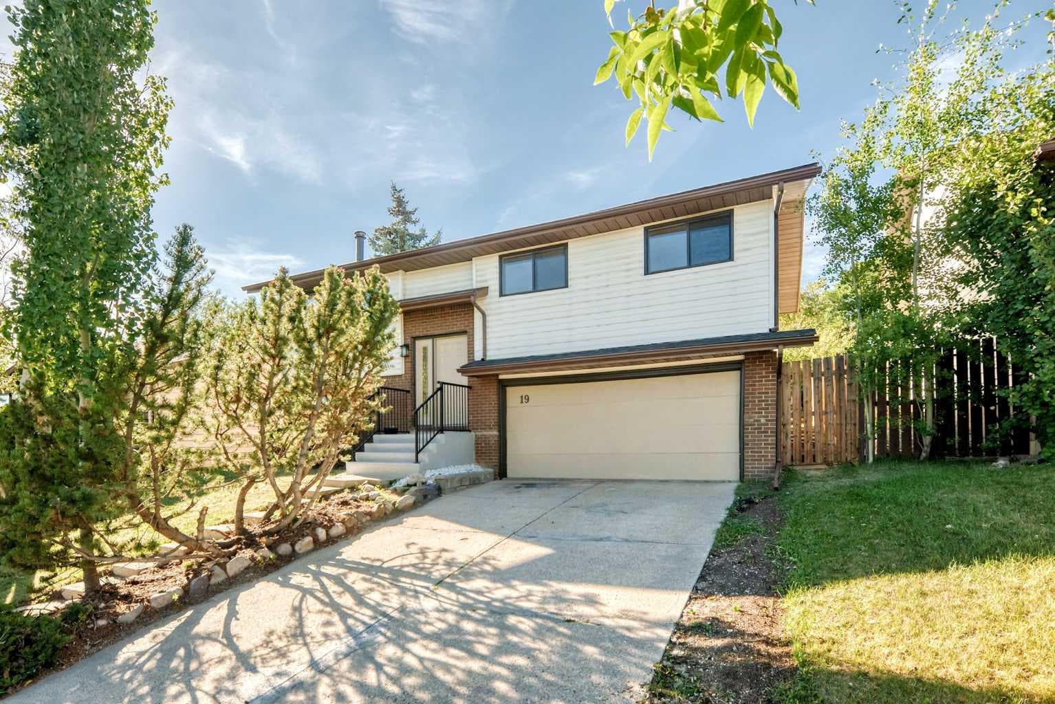 19 Hawkwood Drive NW