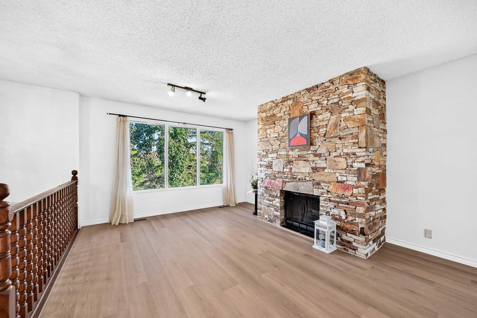 19 Hawkwood Drive NW