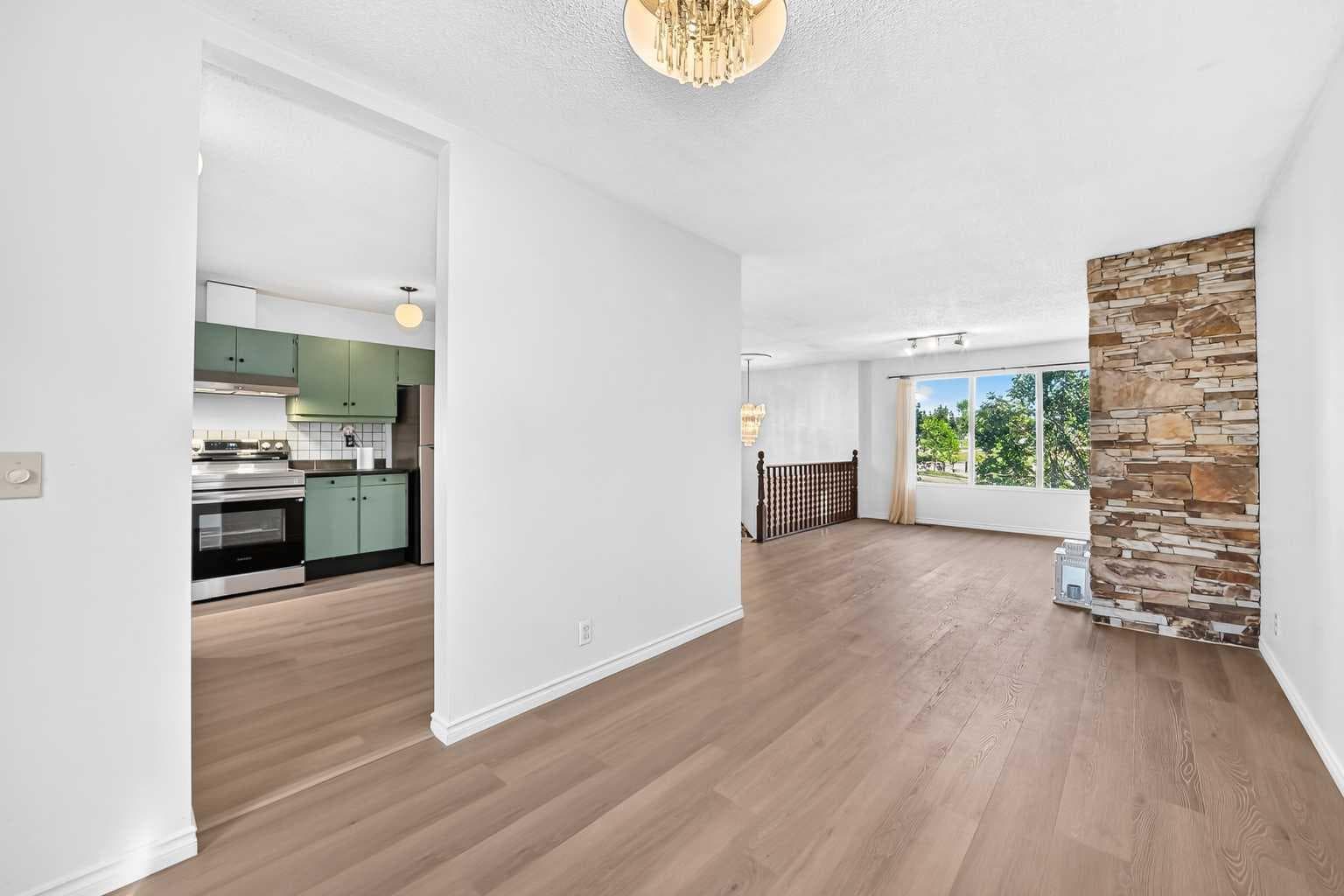 19 Hawkwood Drive NW