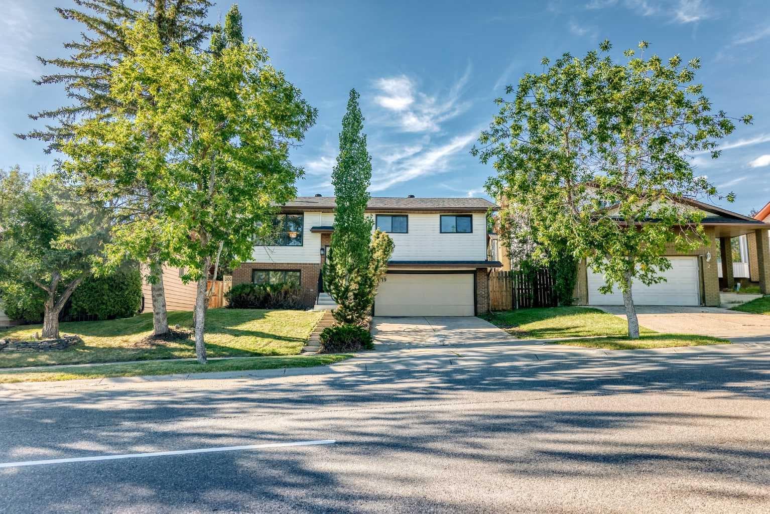 19 Hawkwood Drive NW