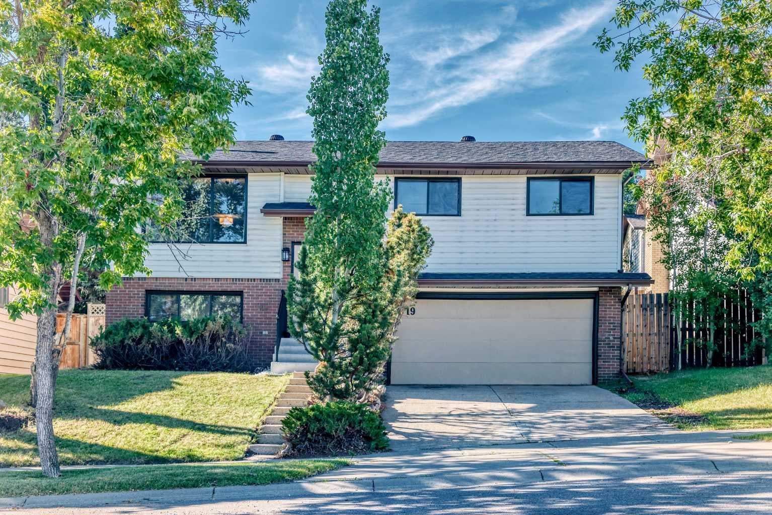 19 Hawkwood Drive NW