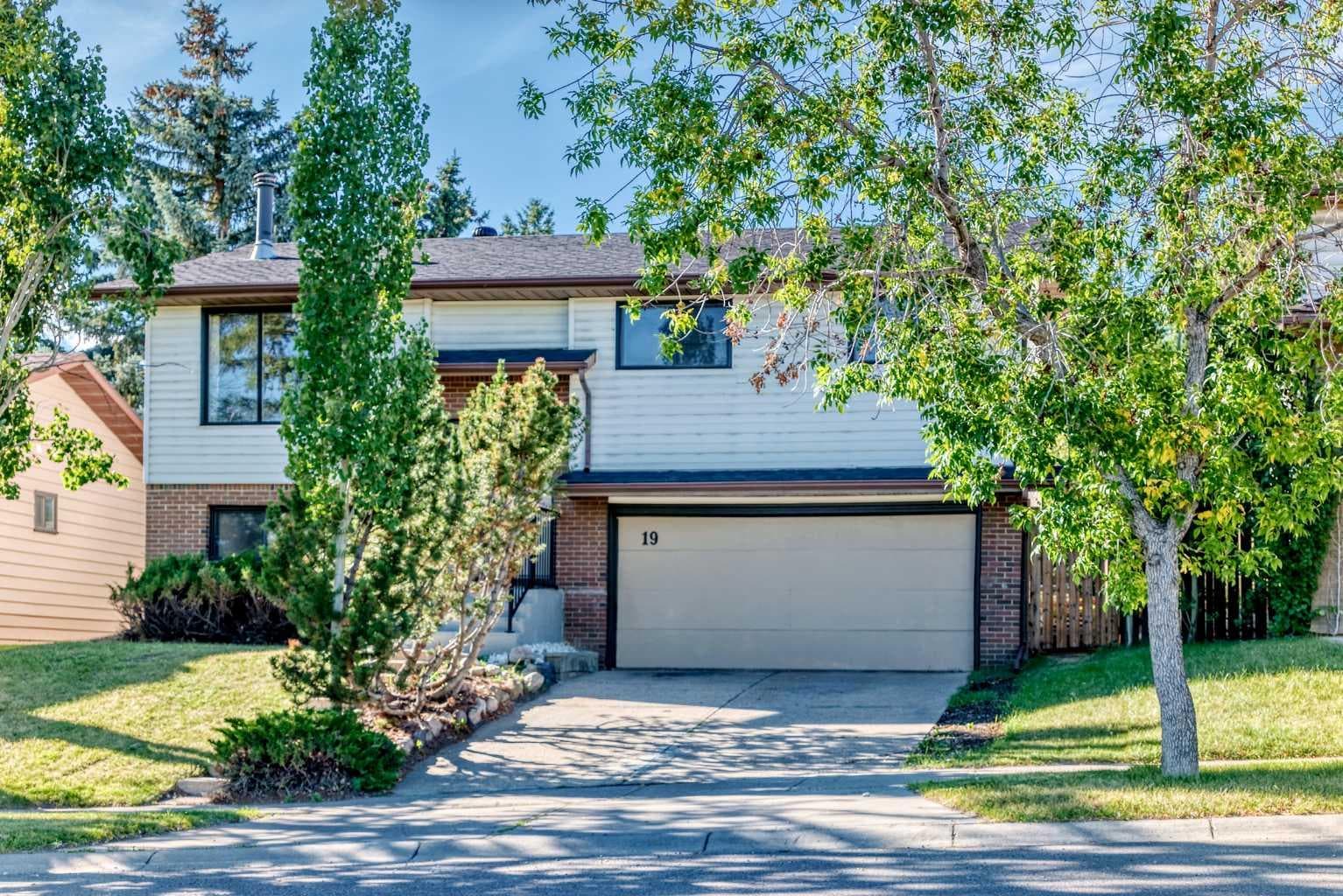 19 Hawkwood Drive NW