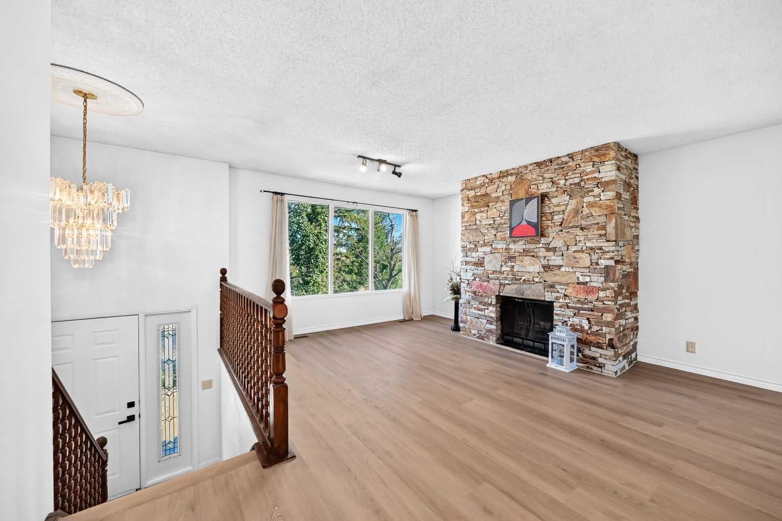 19 Hawkwood Drive NW