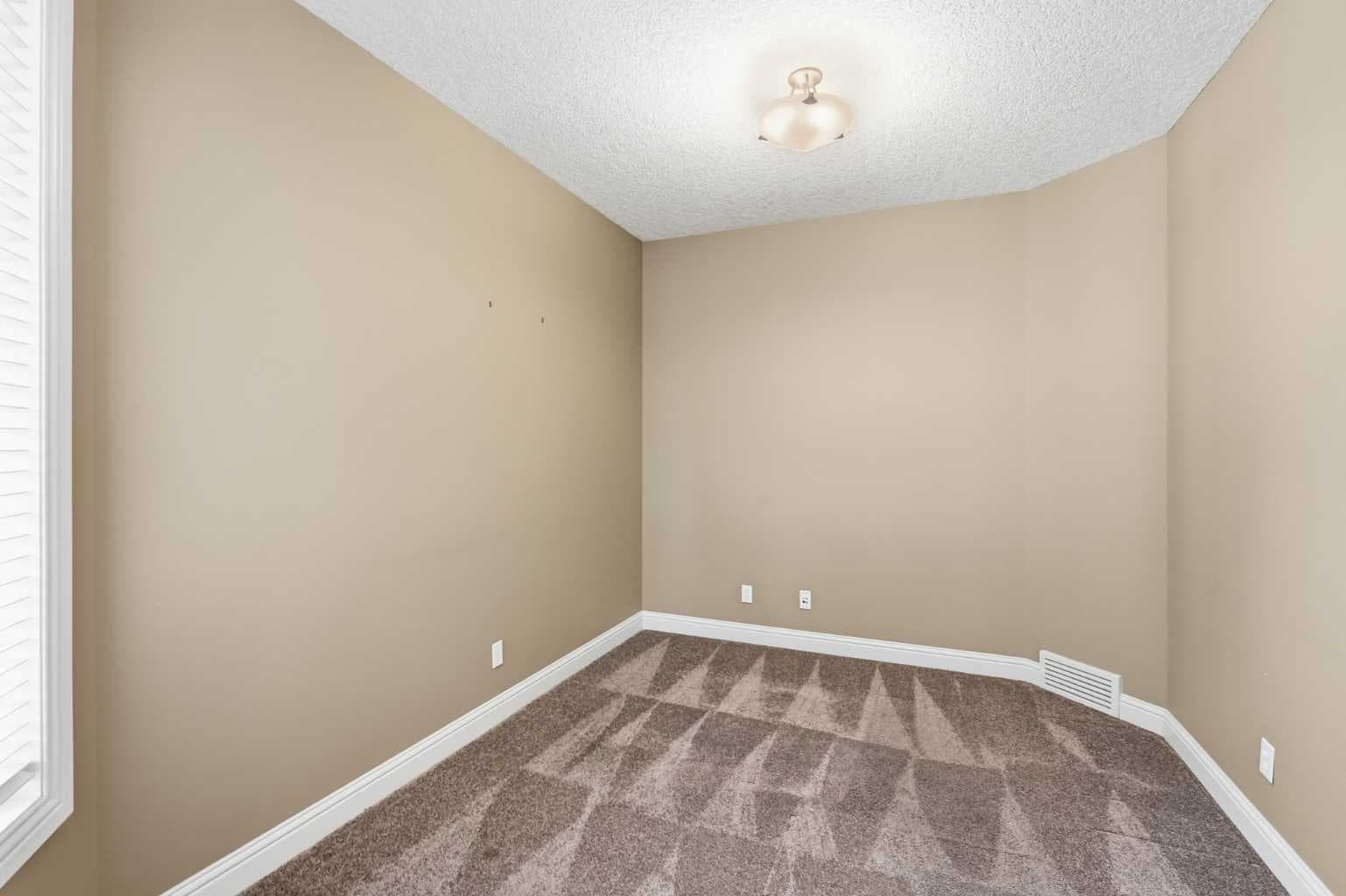 242 Cranleigh Place SE
