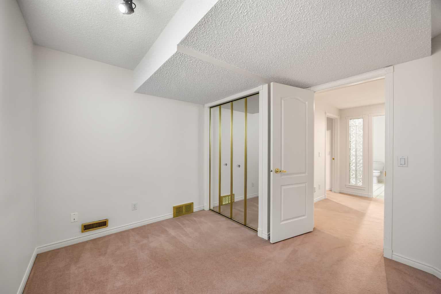 52 Edgeview Road NW