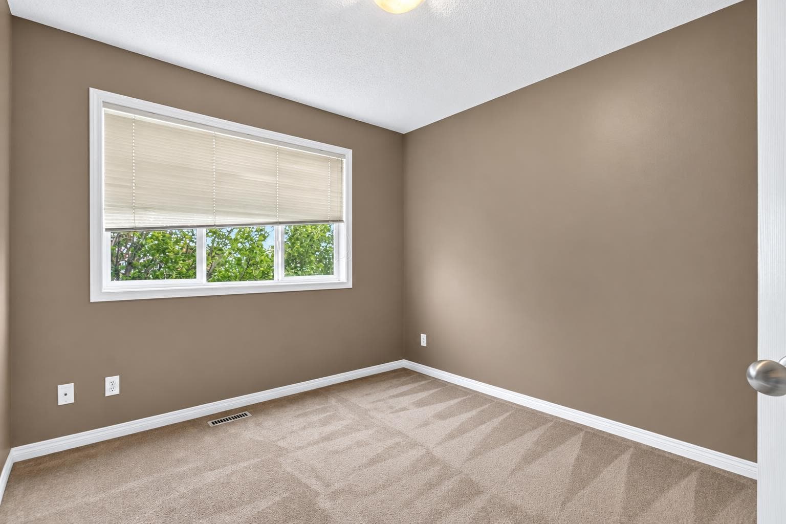 11 Saddlebrook Mews NE