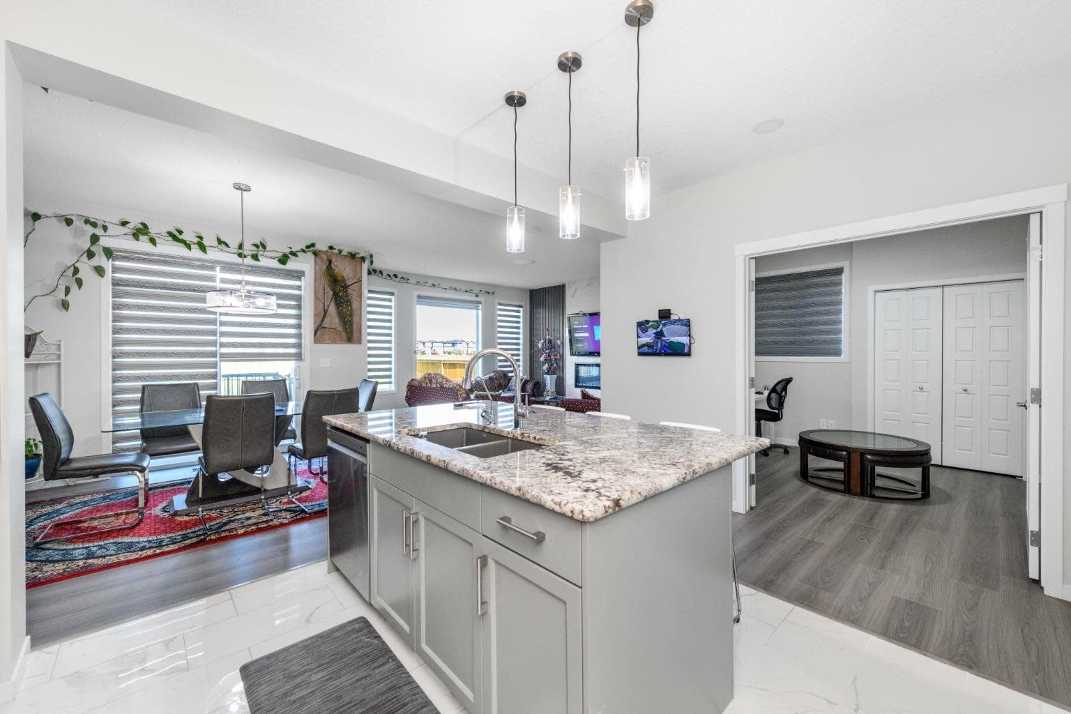 983 Corner Meadows Way NE