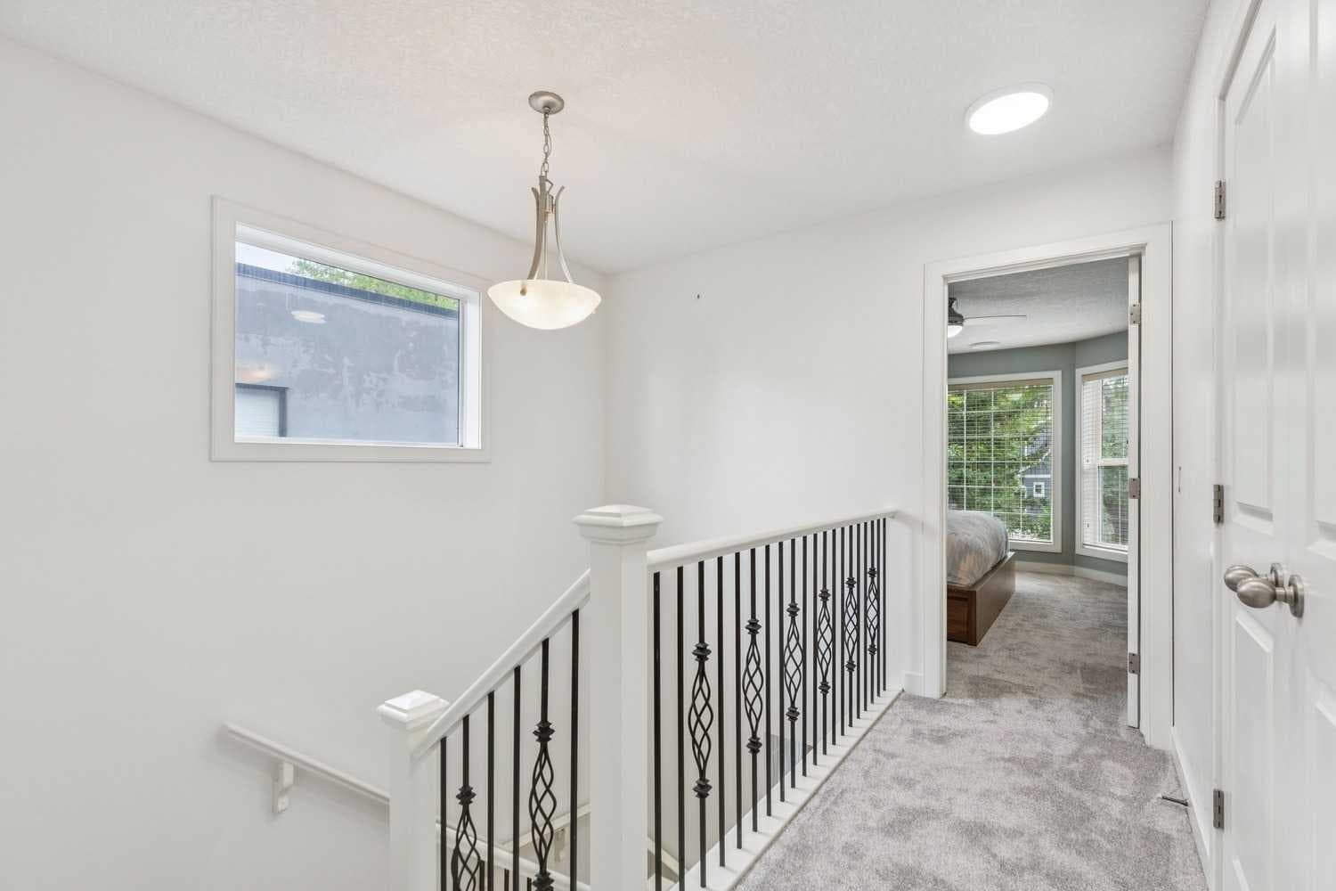 1046 Rundle Crescent NE