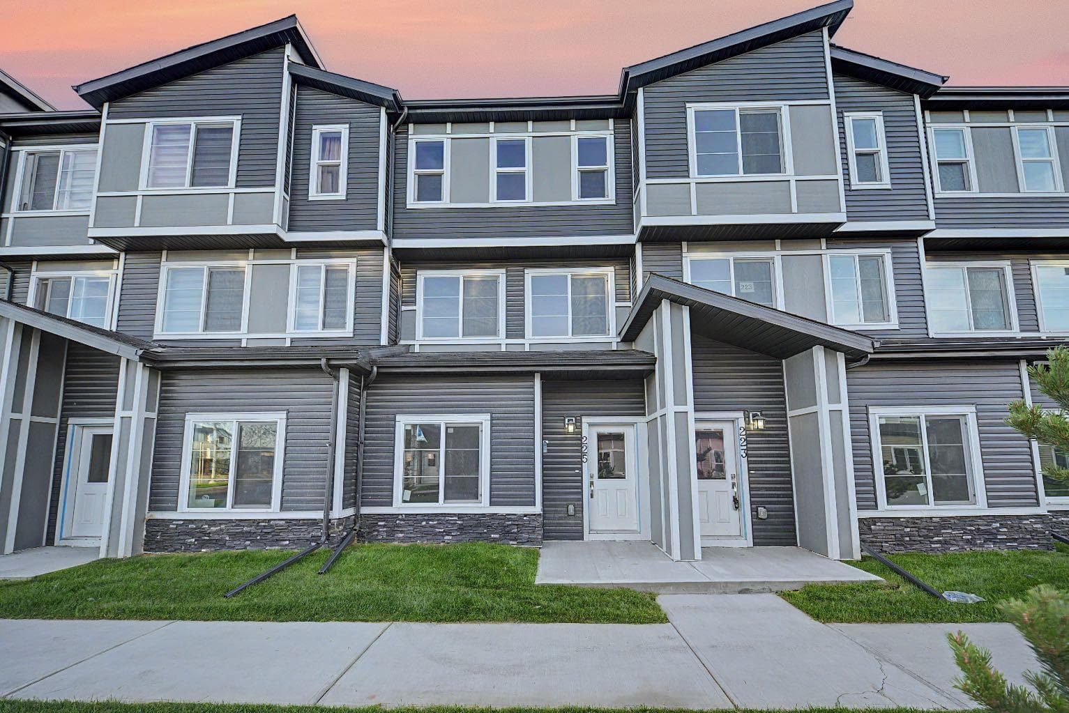 225, 75 Cornerstone Row NE