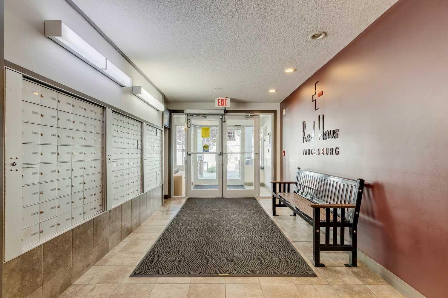 222, 20 Royal Oak Plaza NW