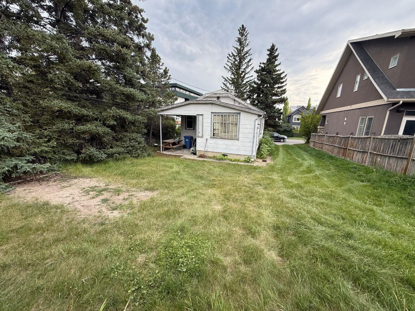 1902 33 Avenue SW
