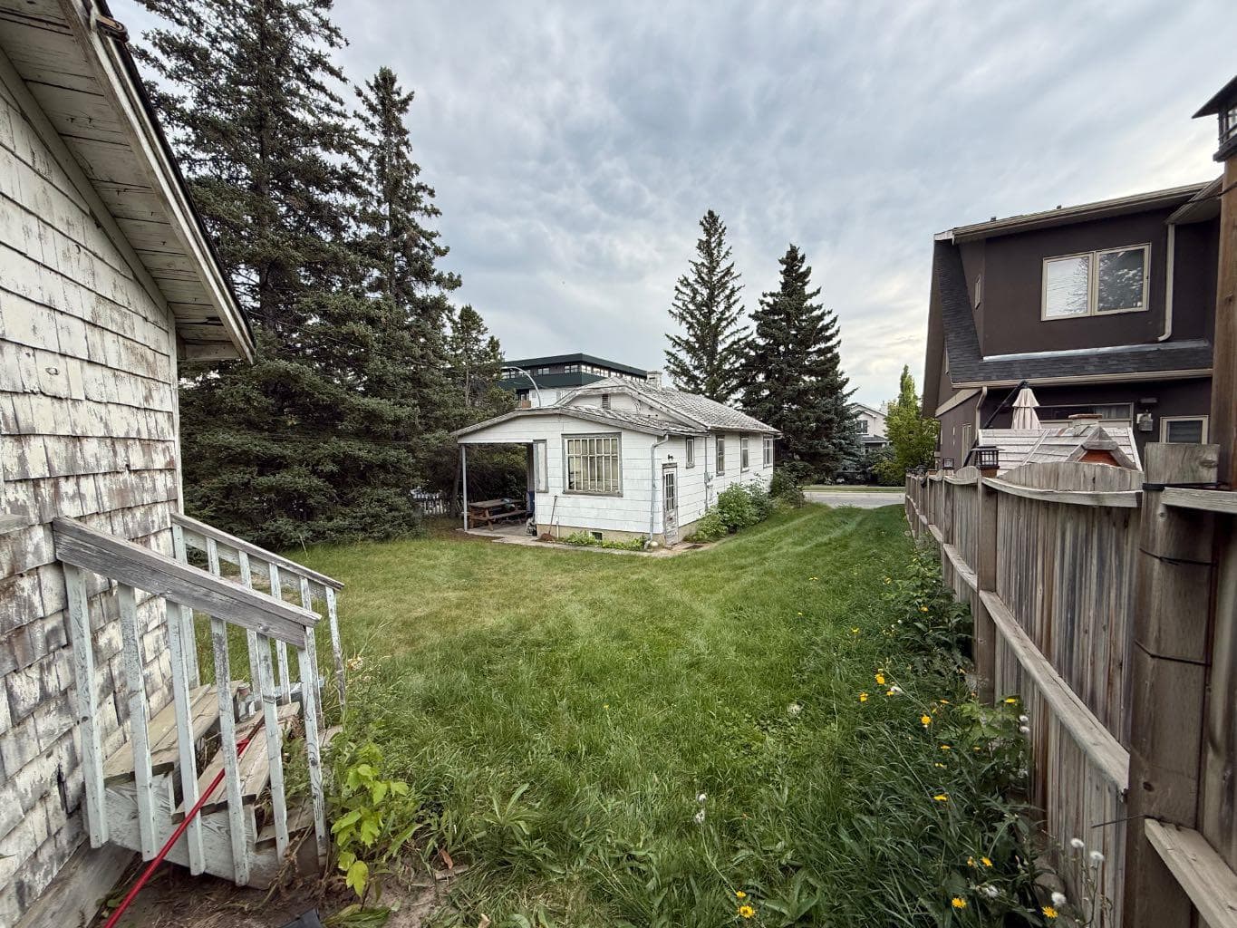 1902 33 Avenue SW