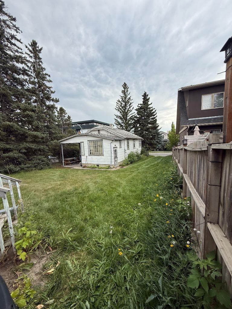 1902 33 Avenue SW