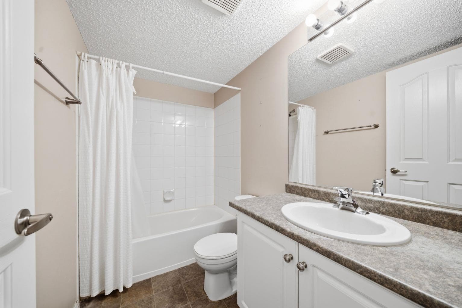 208, 3208 Valleyview Park SE