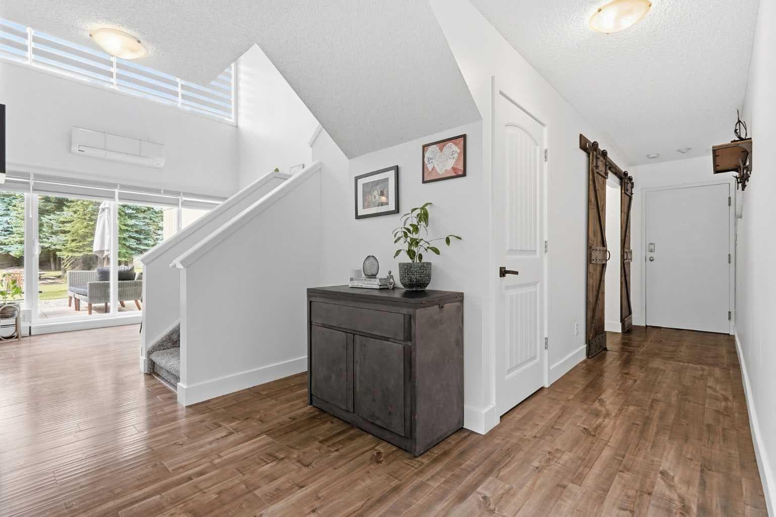 7, 219 Village Terrace SW