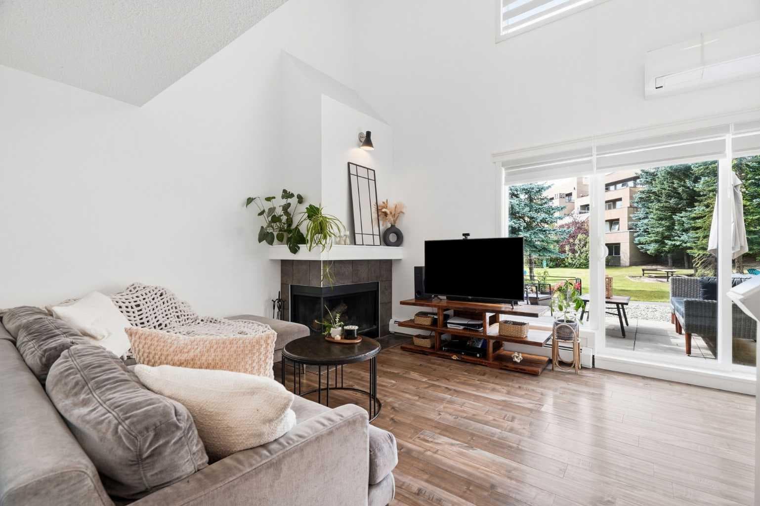 7, 219 Village Terrace SW