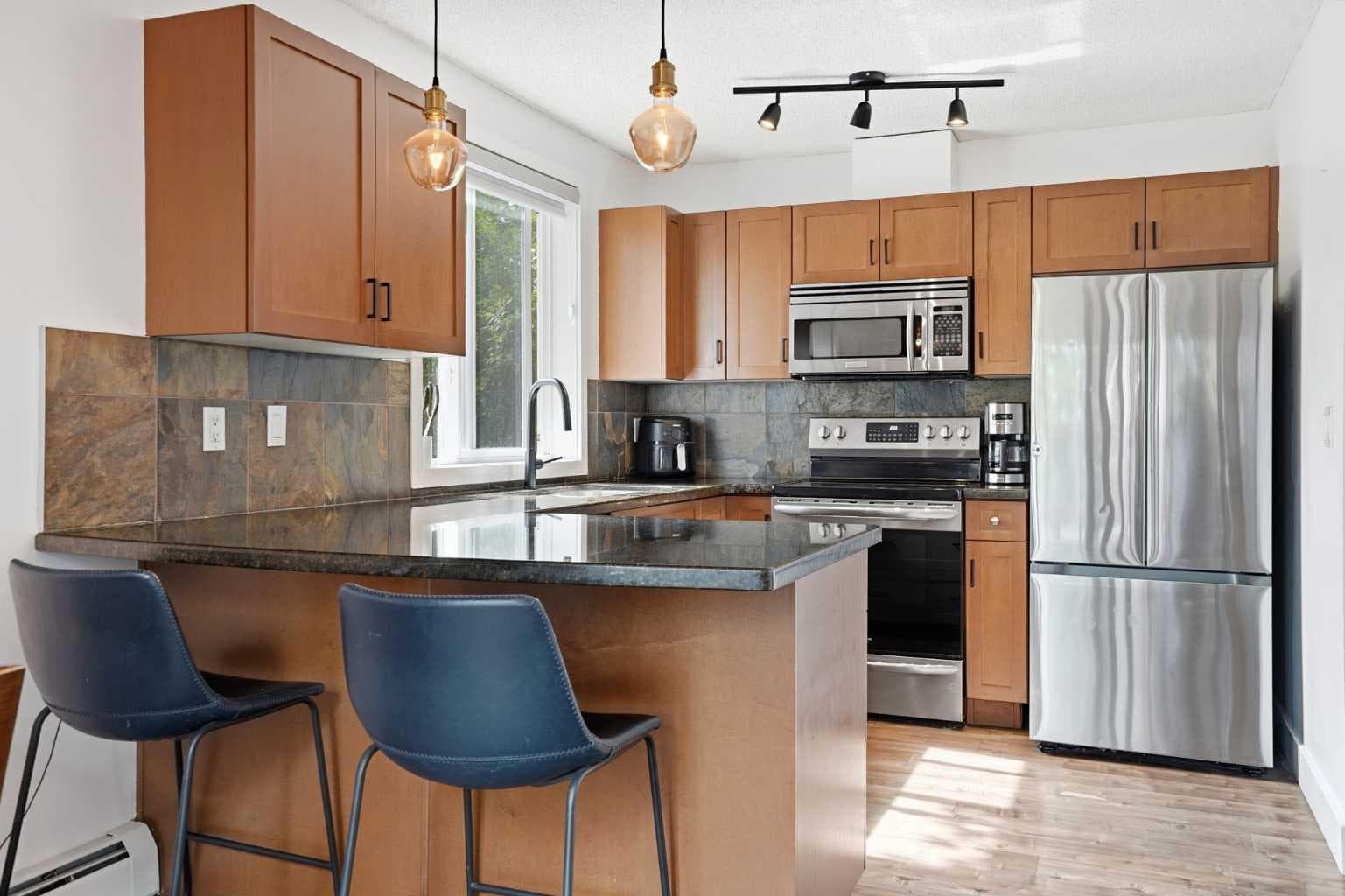 7, 219 Village Terrace SW