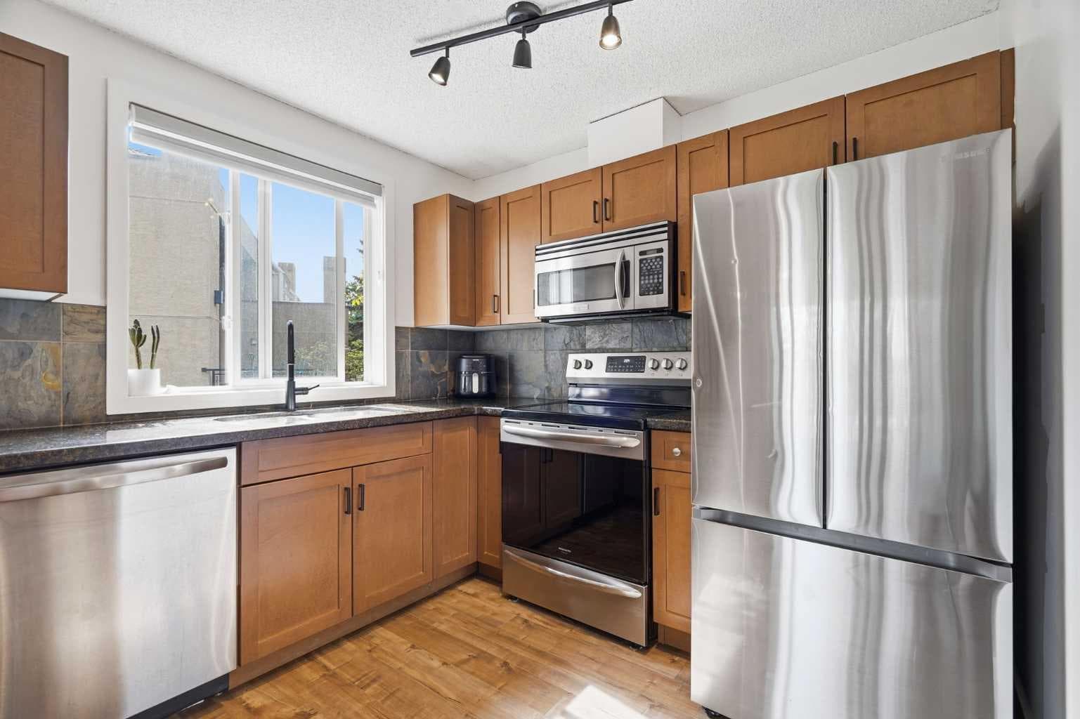 7, 219 Village Terrace SW
