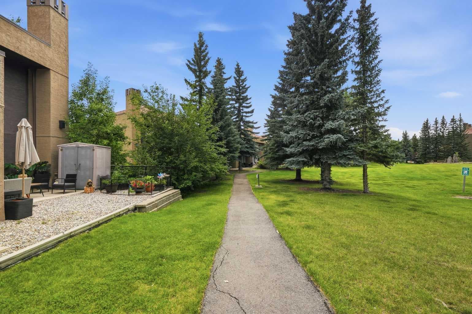 7, 219 Village Terrace SW