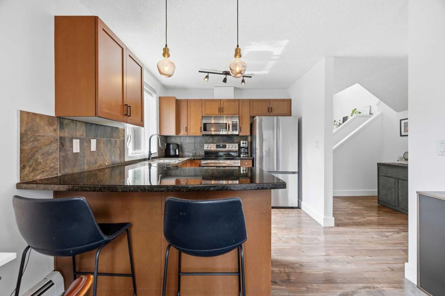 7, 219 Village Terrace SW