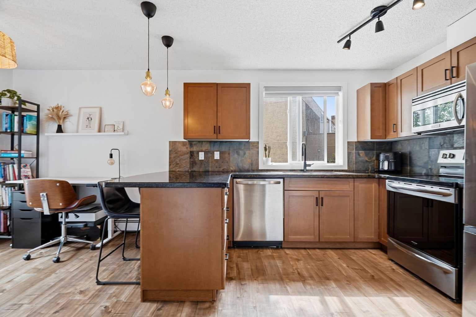 7, 219 Village Terrace SW