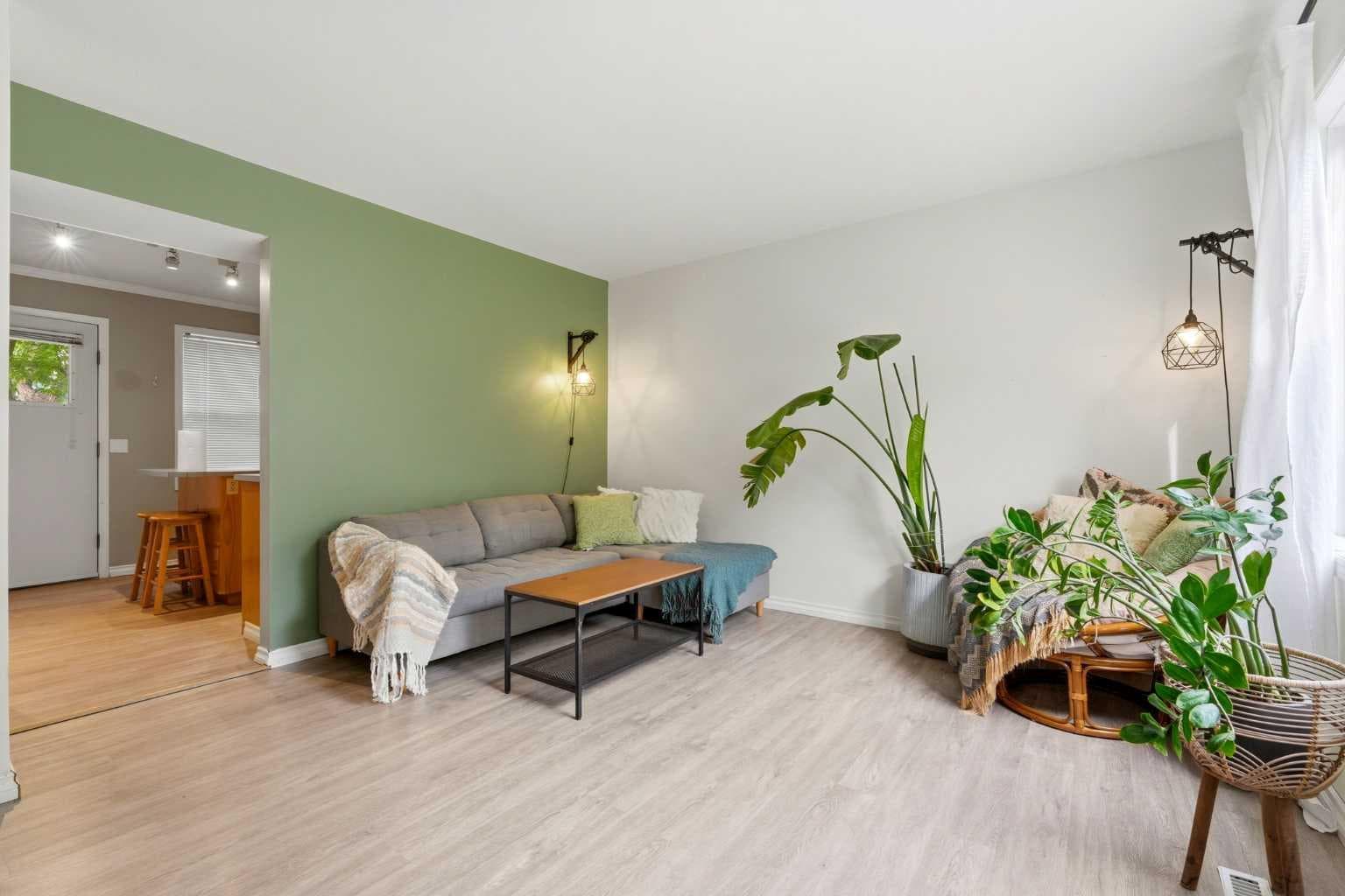 442 Regal Park NE
