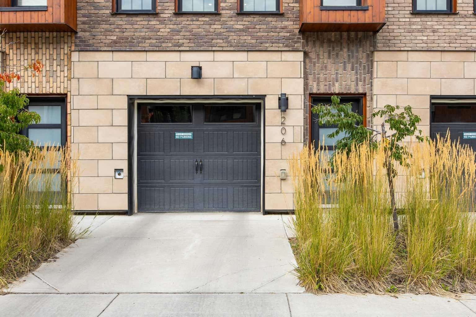 206, 81 Greenbriar Place NW