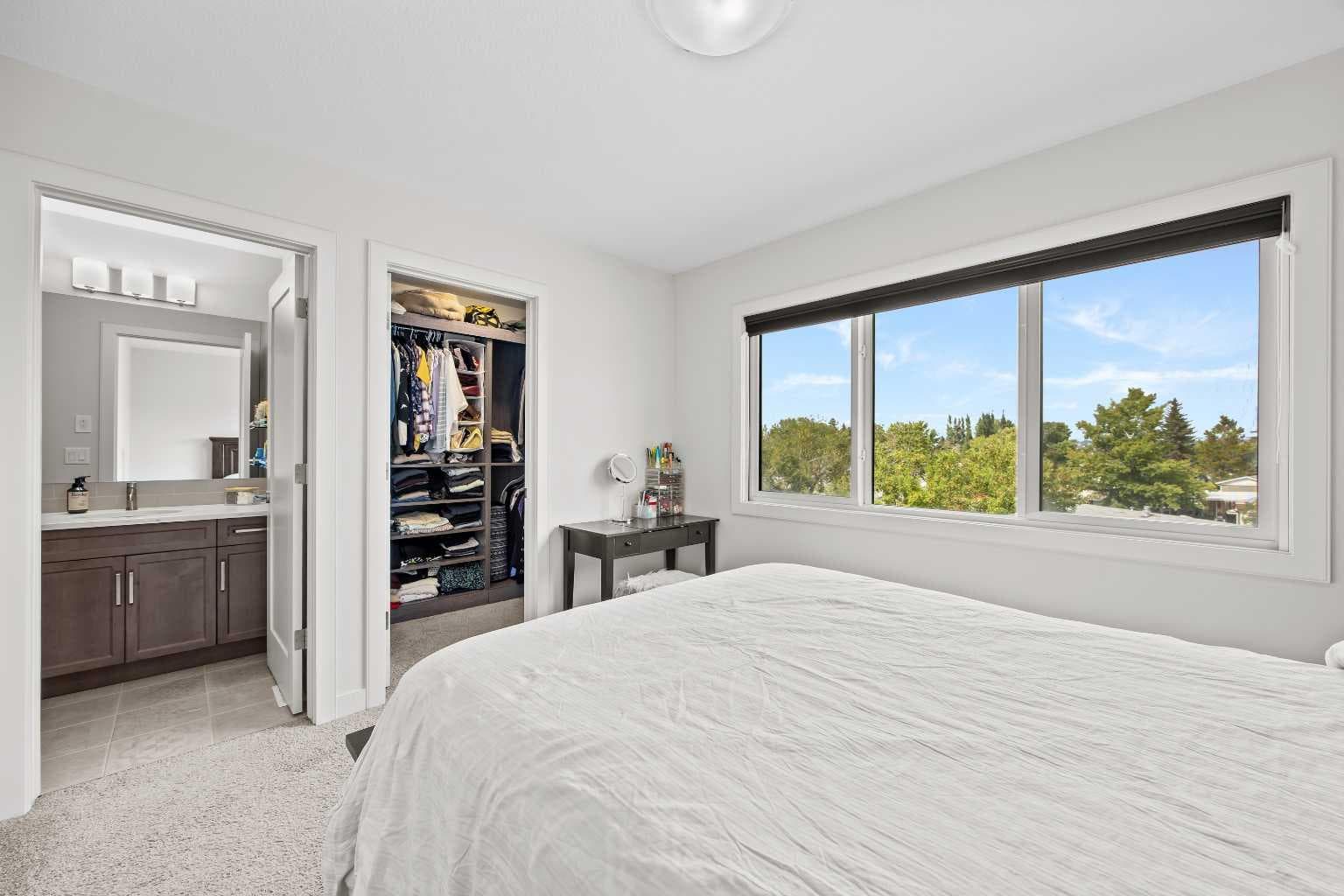206, 81 Greenbriar Place NW