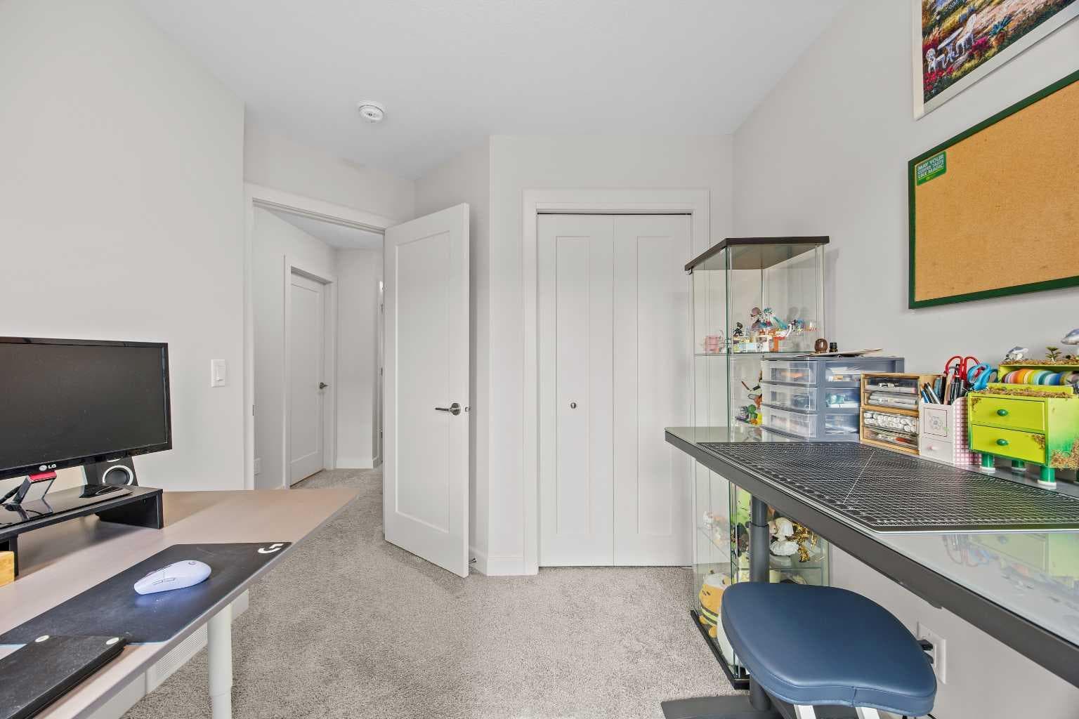 206, 81 Greenbriar Place NW