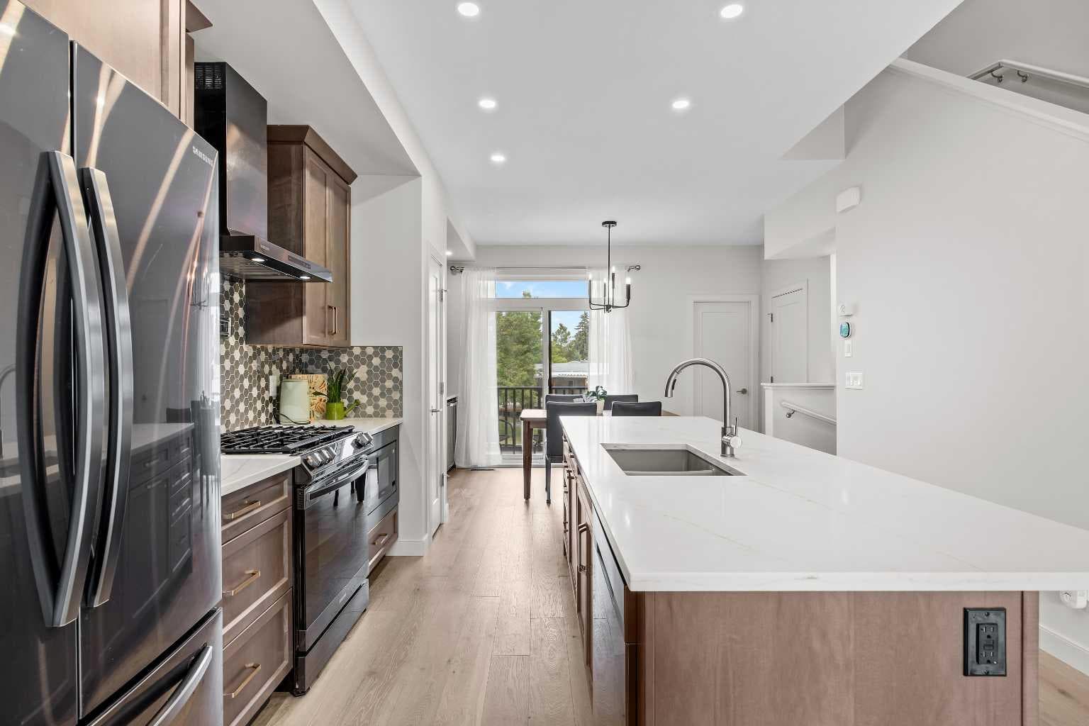 206, 81 Greenbriar Place NW