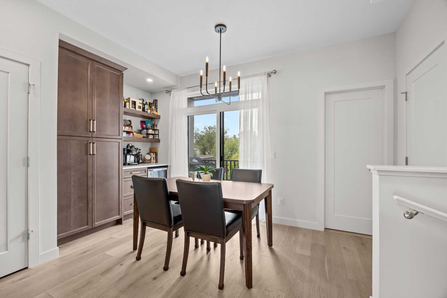 206, 81 Greenbriar Place NW