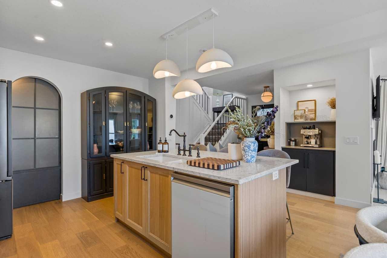 1602 16 Street SW