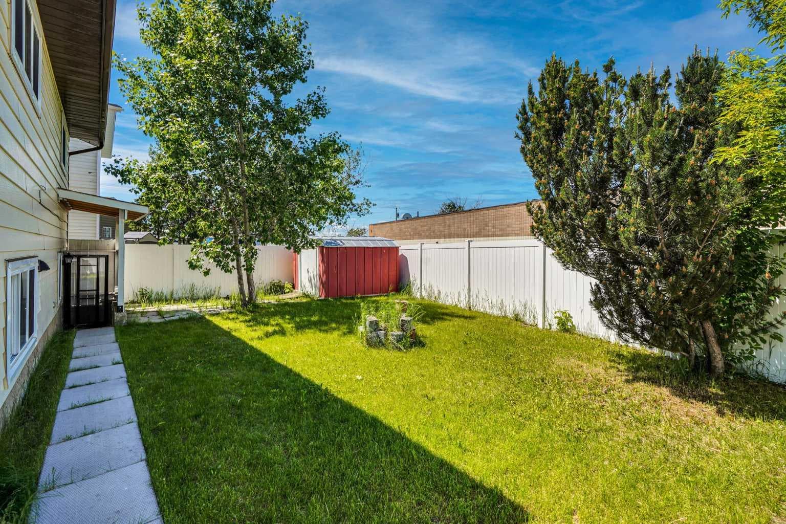 60 Whitaker Close NE