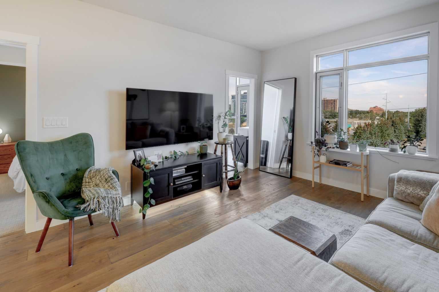 604, 32 Varsity Estates Circle NW