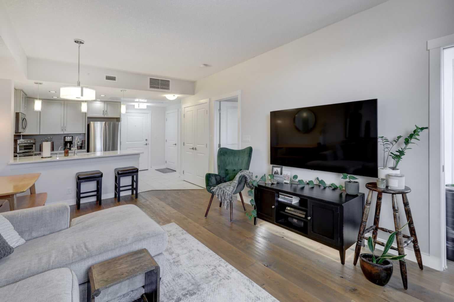604, 32 Varsity Estates Circle NW