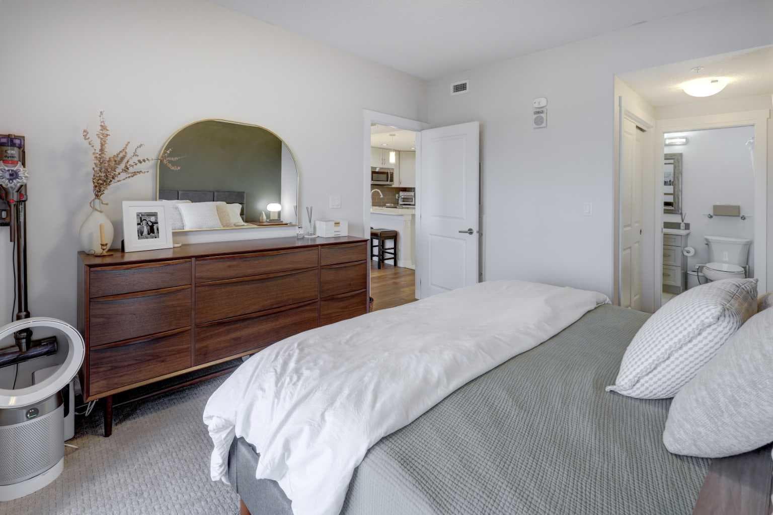 604, 32 Varsity Estates Circle NW