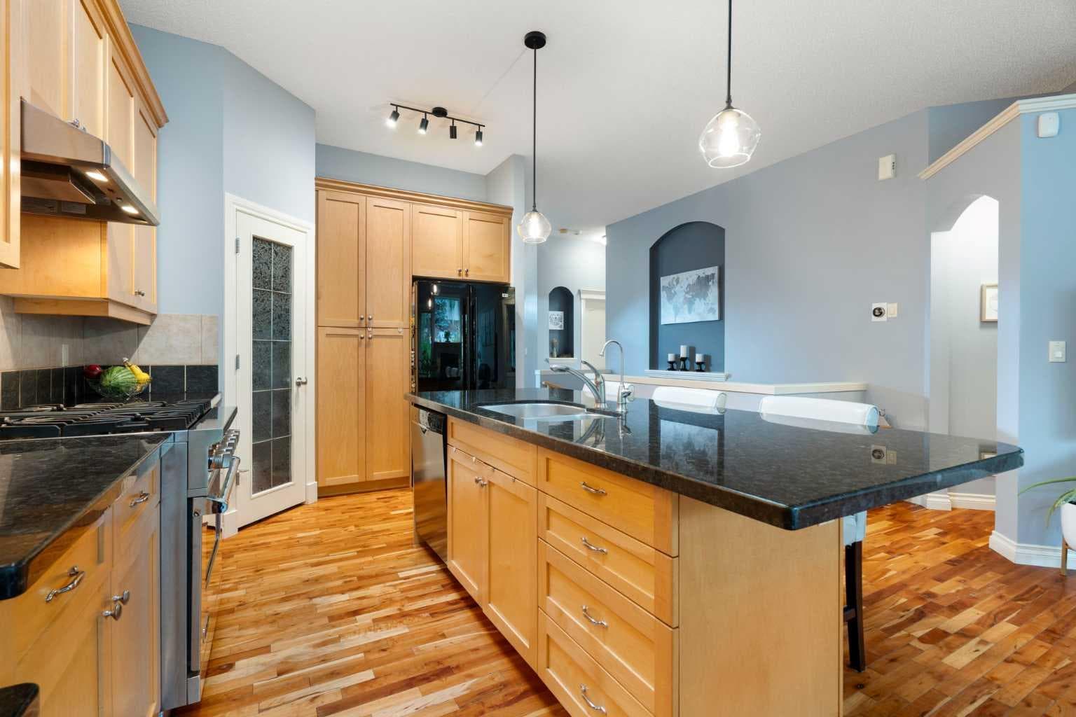146 Discovery Ridge Way SW
