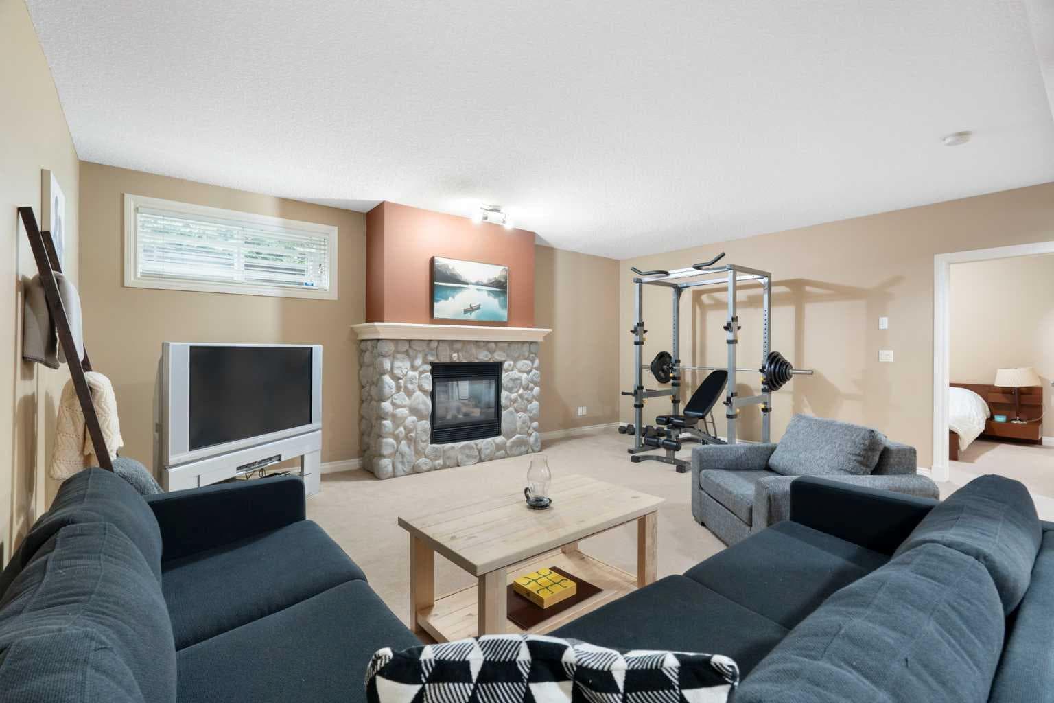 146 Discovery Ridge Way SW