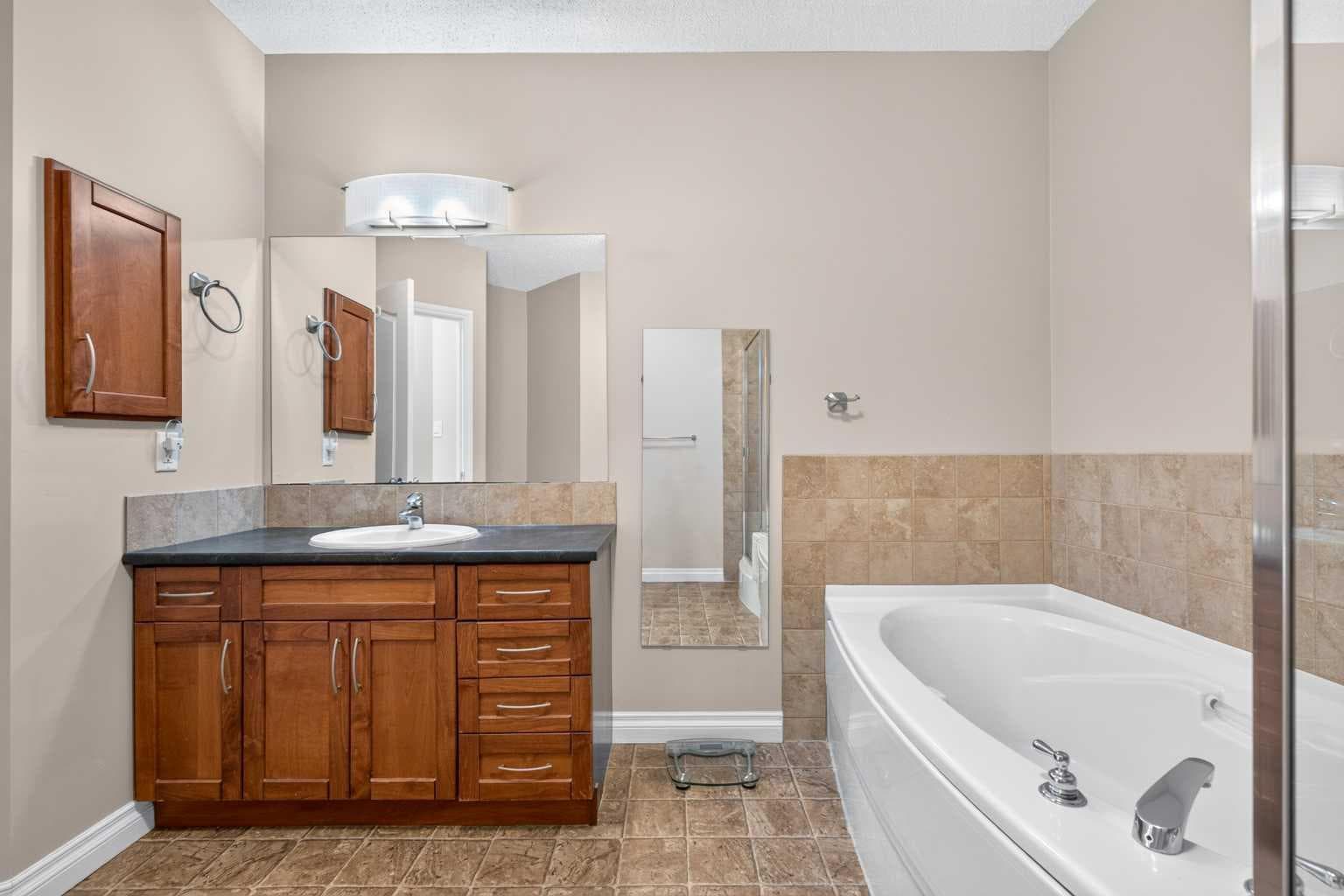 305, 30 Discovery Ridge Close SW