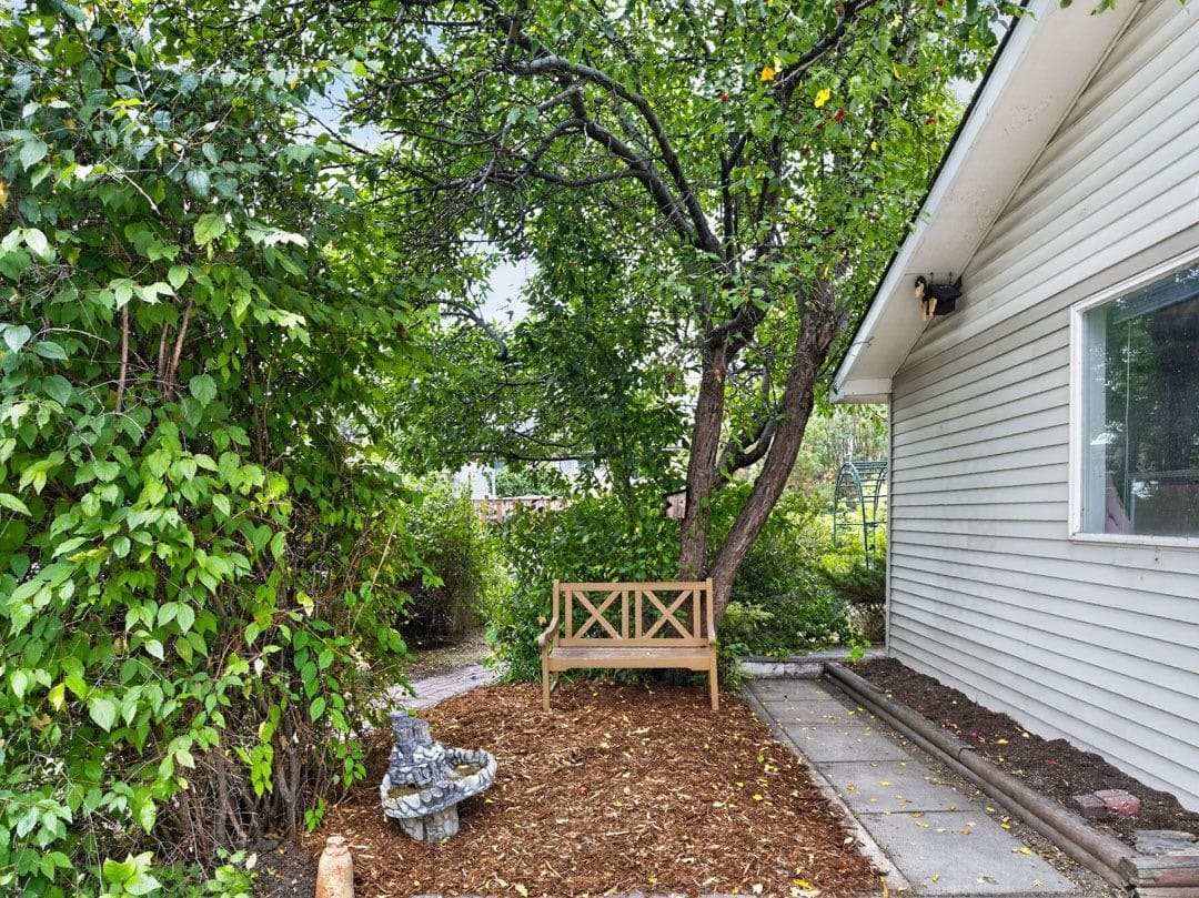 1219 Hunterquay Hill NW