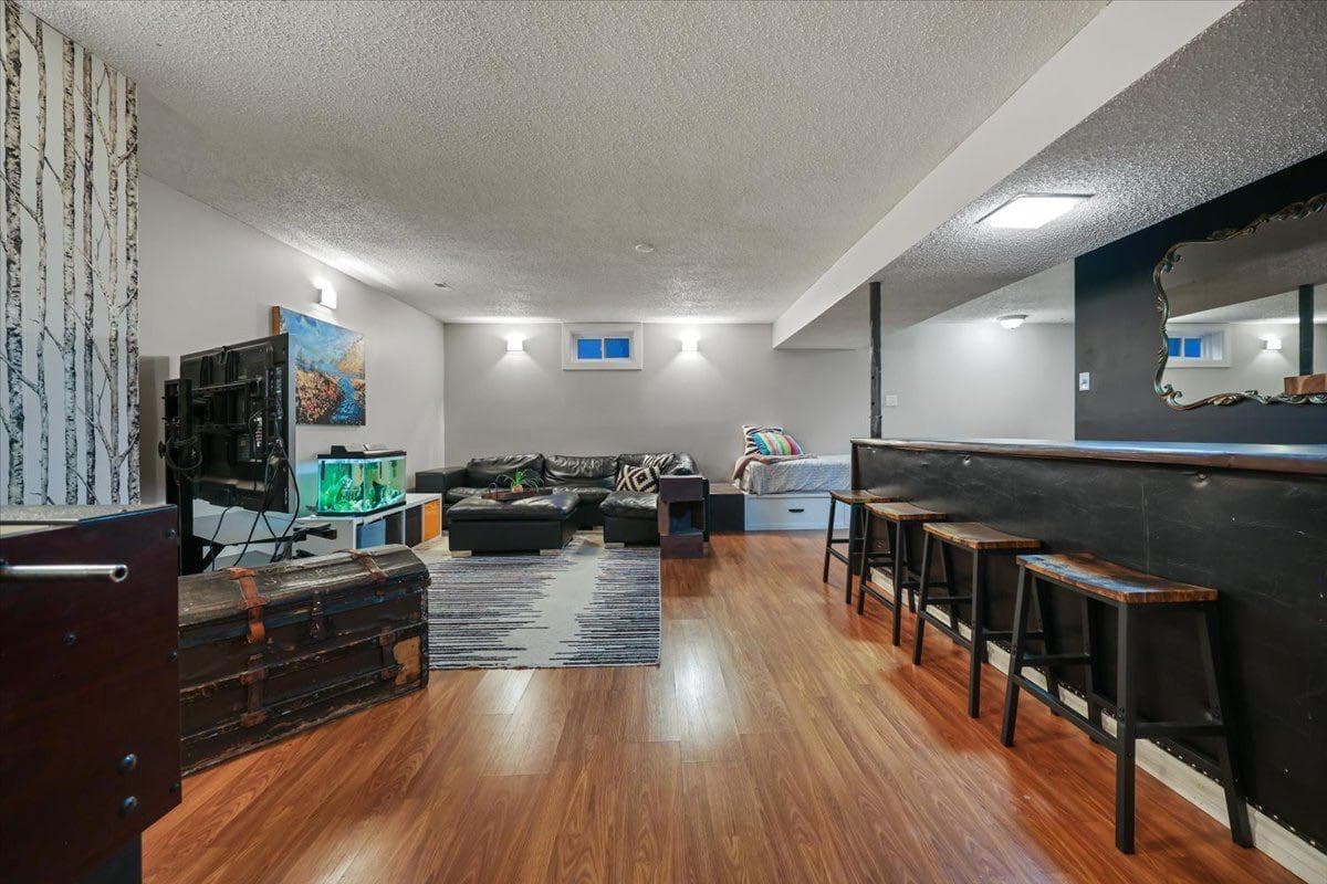 363 Queensland Drive SE