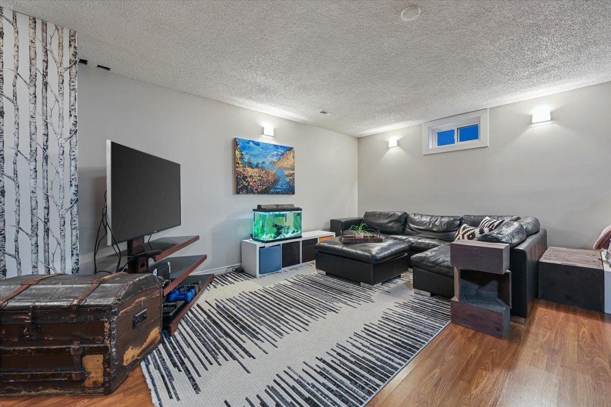 363 Queensland Drive SE