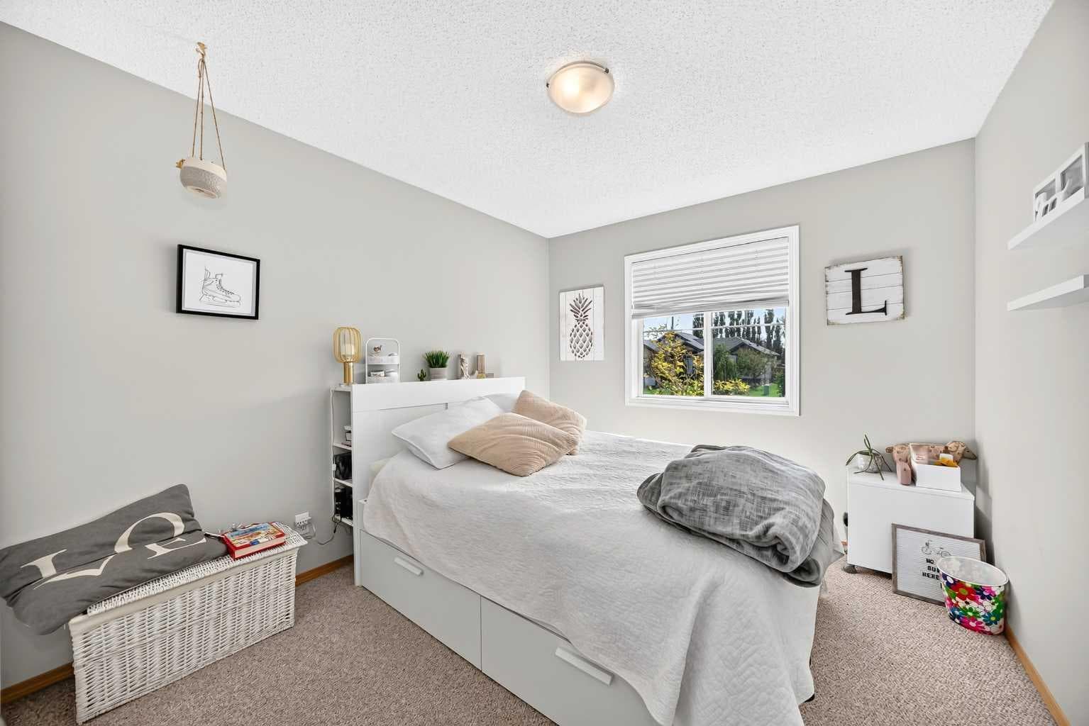 27 Lloyd Crescent NE