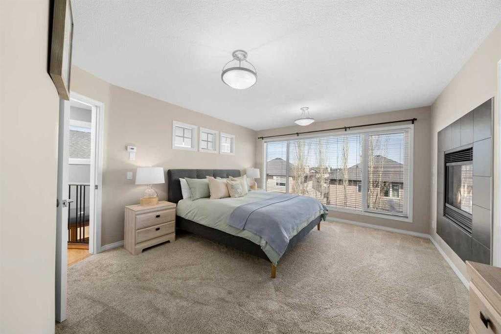 32 Evercreek Bluffs Crescent SW