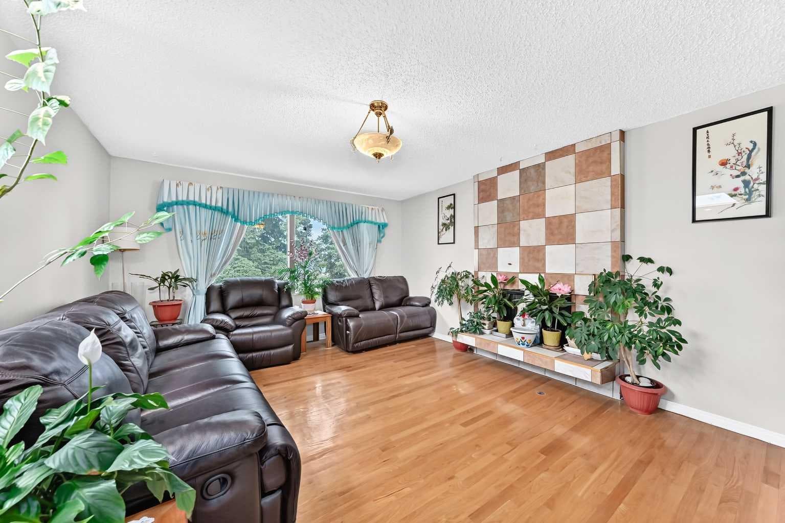 3219 Palliser Drive SW