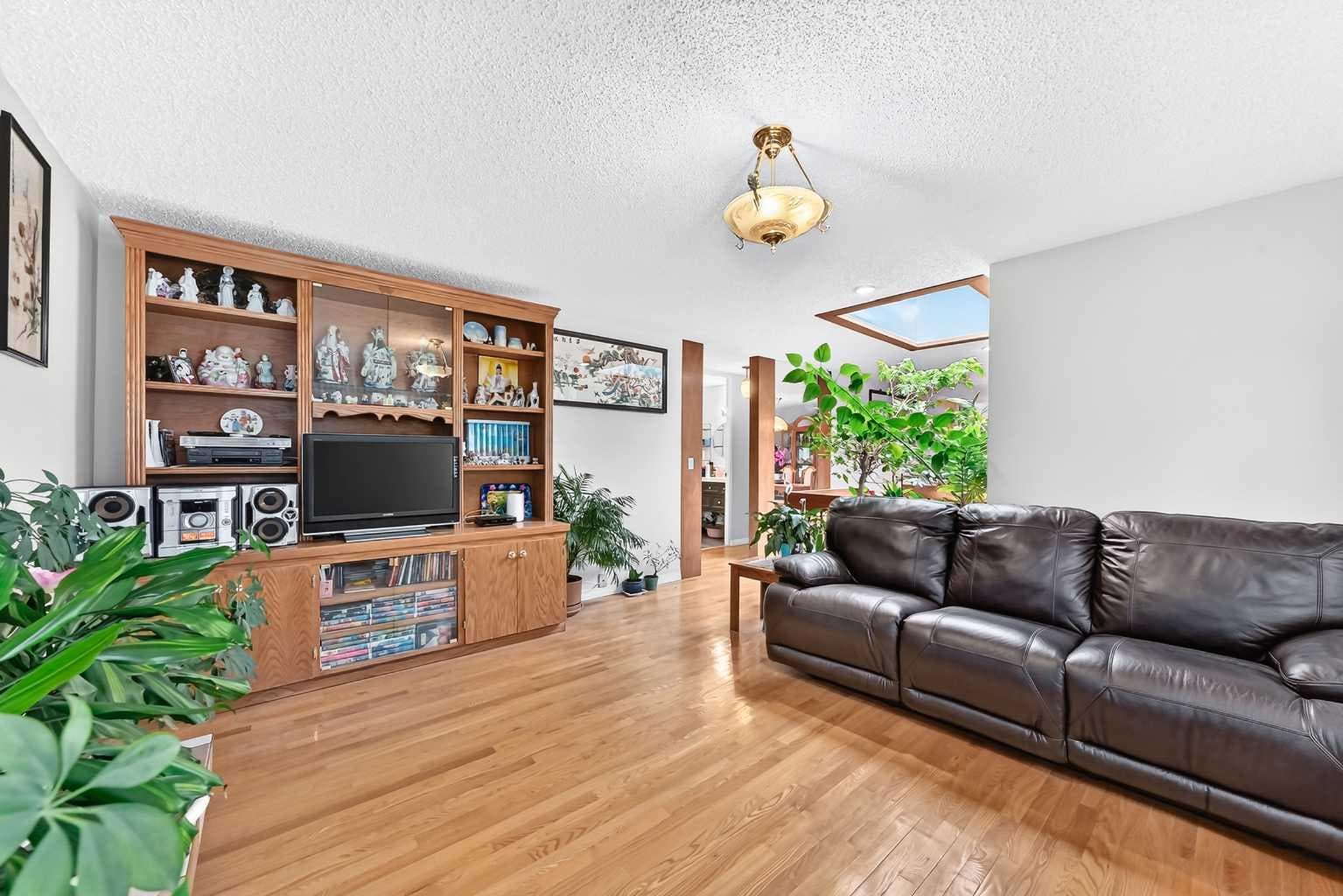 3219 Palliser Drive SW