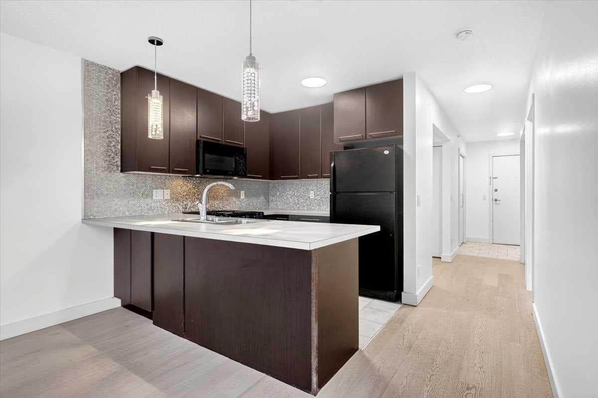 421, 35 Richard Court SW