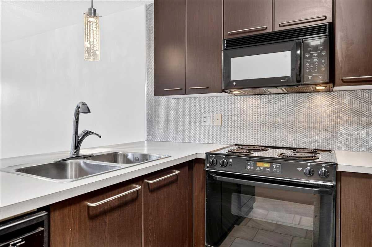 421, 35 Richard Court SW
